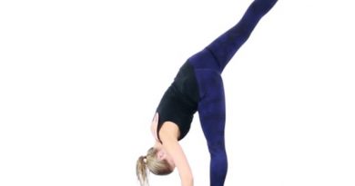 Urdhva Prasarita Eka Padasana : posture de la fente debout