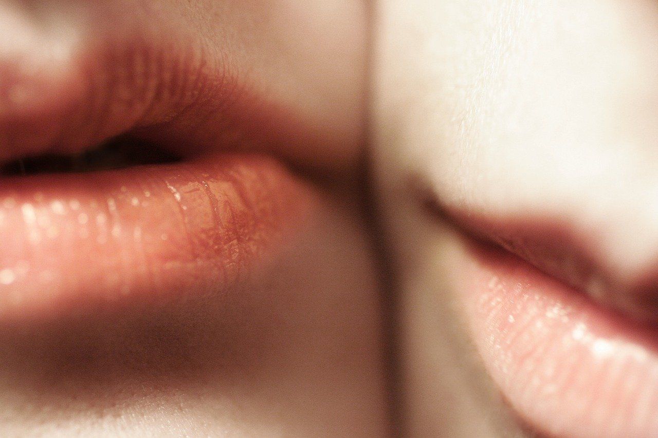 Gonflement des lèvres: Symptômes, Causes et Traitements ...
