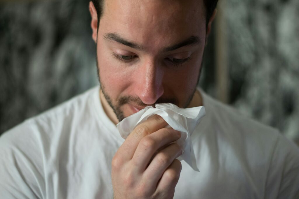 Une obstruction ou une congestion nasale peut survenir, accompagnée d'un écoulement du nez clair ou de sécrétions post-nasales.