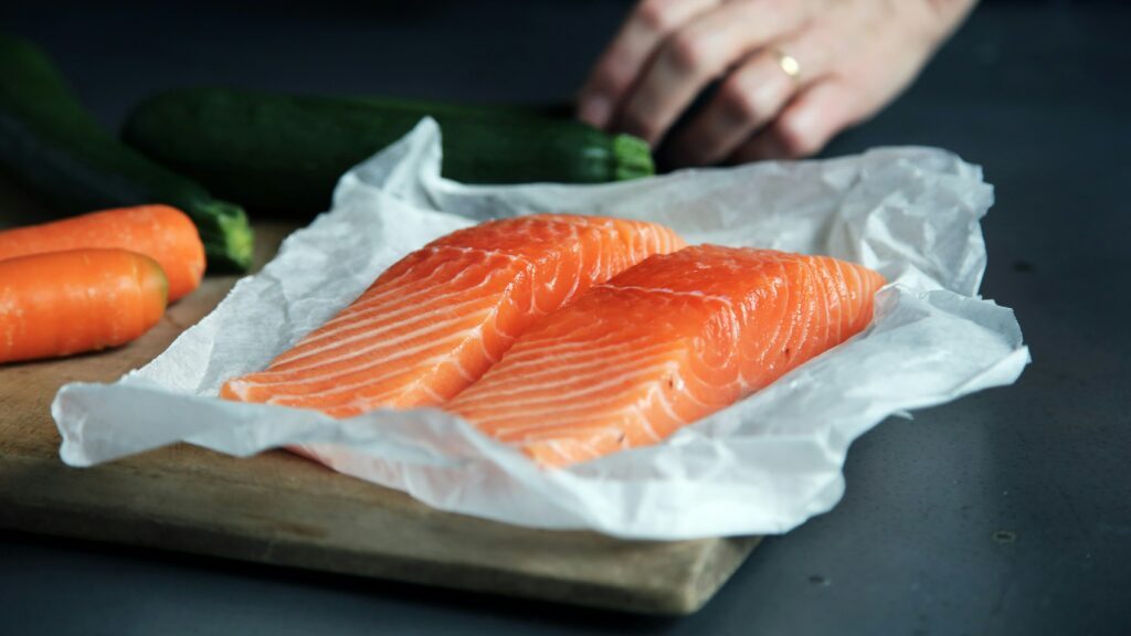 Les poissons gras comme le saumon, le maquereau et le thon offrent des protéines de haute qualité et des acides gras oméga-3 bénéfiques pour la santé cardiaque. Ils sont une option exceptionnelle pour les régimes faibles en glucides.