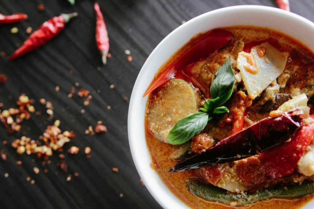 Dans la cuisine asiatique, notamment dans les currys de légumes, l'asafoetida apporte une dimension aromatique essentielle.