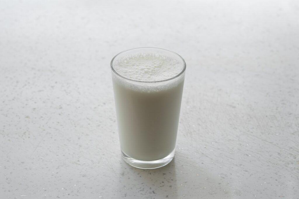 Le lait est une source riche en protéines, en particulier la caséine et le lactosérum.