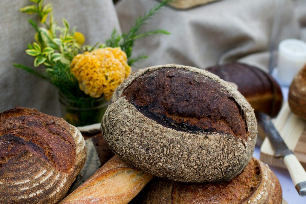 Le pain de seigle, confectionné à partir de farine de seigle, offre une alternative caractéristique au pain traditionnel de blé.