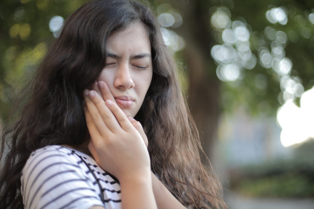 Les problèmes dentaires, tels que les caries, les infections des gencives et les abcès, peuvent être une source fréquente de douleur de la face.