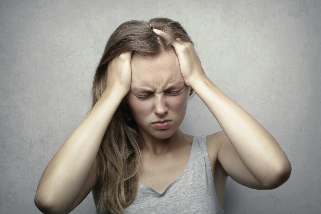 Les maux de tête chroniques, tels que les migraines et les céphalées de tension, représentent une catégorie étendue de conditions douloureuses qui peuvent irradier vers la région faciale.