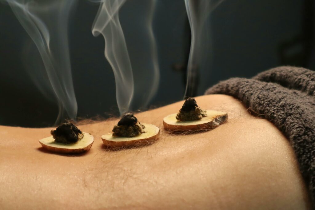 Les praticiens de la médecine traditionnelle chinoise utilisent différentes techniques. Notamment l'acupuncture, l'acupression, le Qi Gong et la moxibustion, pour influencer le flux énergétique le long des méridiens et rétablir l'harmonie dans le corps.