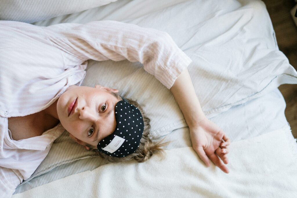 Les altérations du sommeil, fréquentes chez les personnes atteintes, pourraient contribuer à l'intensification des symptômes.