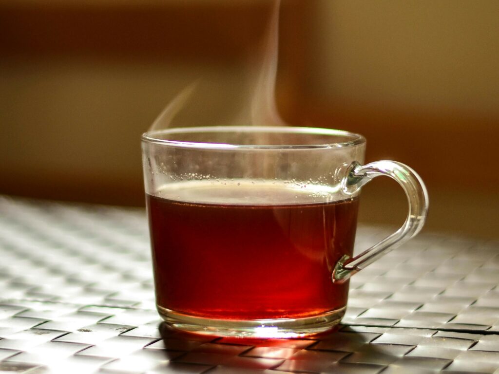 Le thé de feuilles de goyave est une boisson populaire dans de nombreuses cultures pour ses propriétés apaisantes et ses bienfaits pour la santé.