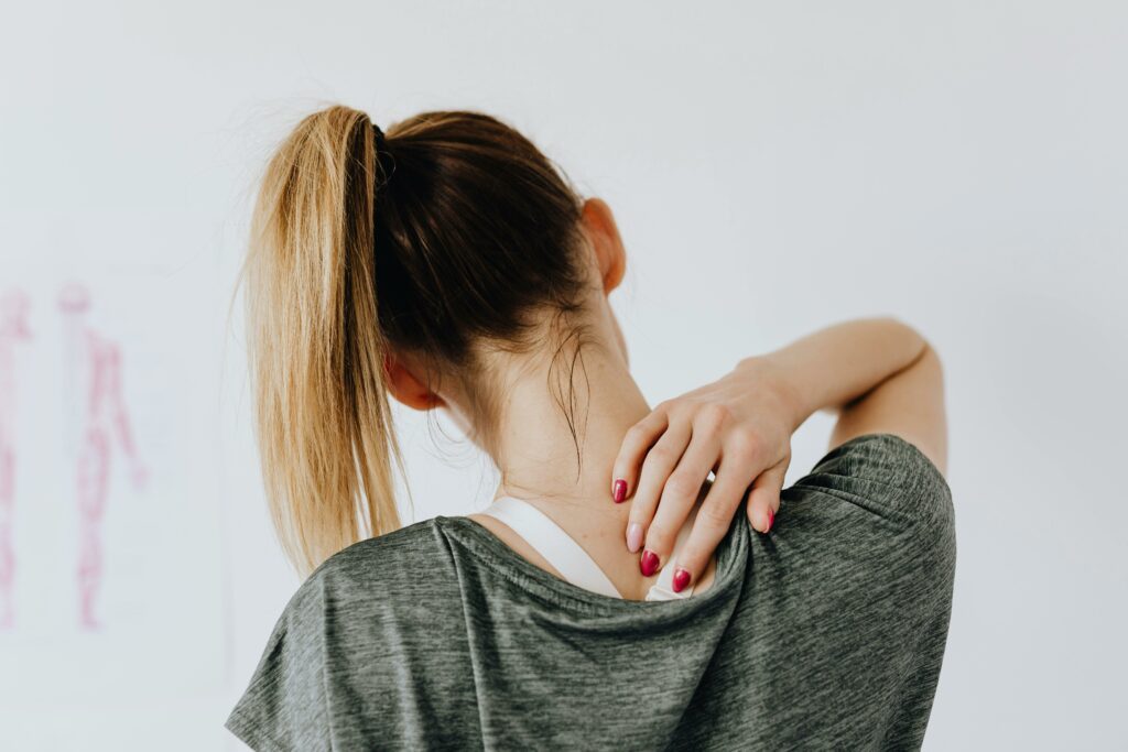 La douleur musculaire généralisée demeure l'un des symptômes prédominants, touchant souvent les muscles du cou, des épaules, du dos et des hanches.