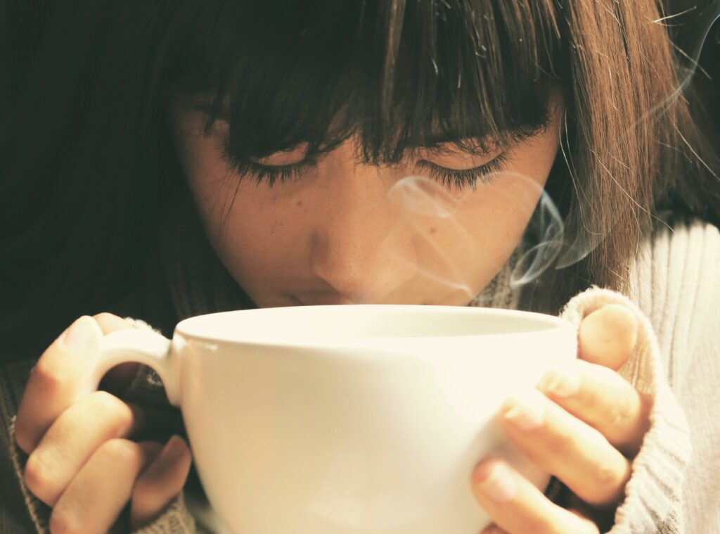 La consommation régulière de café, riche en antioxydants, pourrait offrir un potentiel bénéfique dans la modulation de l'inflammation.
