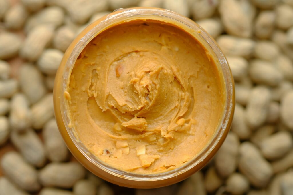 Le beurre de cacahuète naturel est également riche en graisses saines, pauvre en glucides et en sucre.