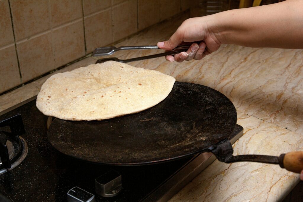 Diverses cultures offrent une multitude de pains traditionnels, souvent à base de farines moins courantes, notamment le teff en Éthiopie, le naan en Inde ou le tortilla au Mexique. 
