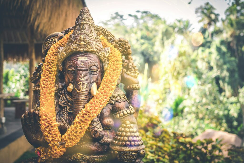 Profondément ancré dans la spiritualité hindoue, ce geste sacré tire son nom du Seigneur Ganesha, le vénérable dieu à tête d'éléphant, symbole de sagesse, de courage et de la capacité à surmonter les obstacles.