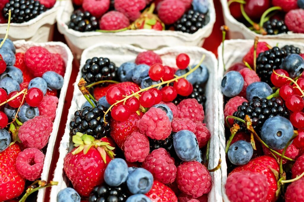 De même, on recommande souvent les fruits rouges comme les fraises, les myrtilles et les framboises pour leur teneur élevée en antioxydants.
