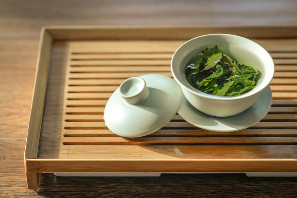 Certains flavonoïdes, tels que la catéchine présente dans le thé vert, ont montré des effets bénéfiques sur la santé hépatique.