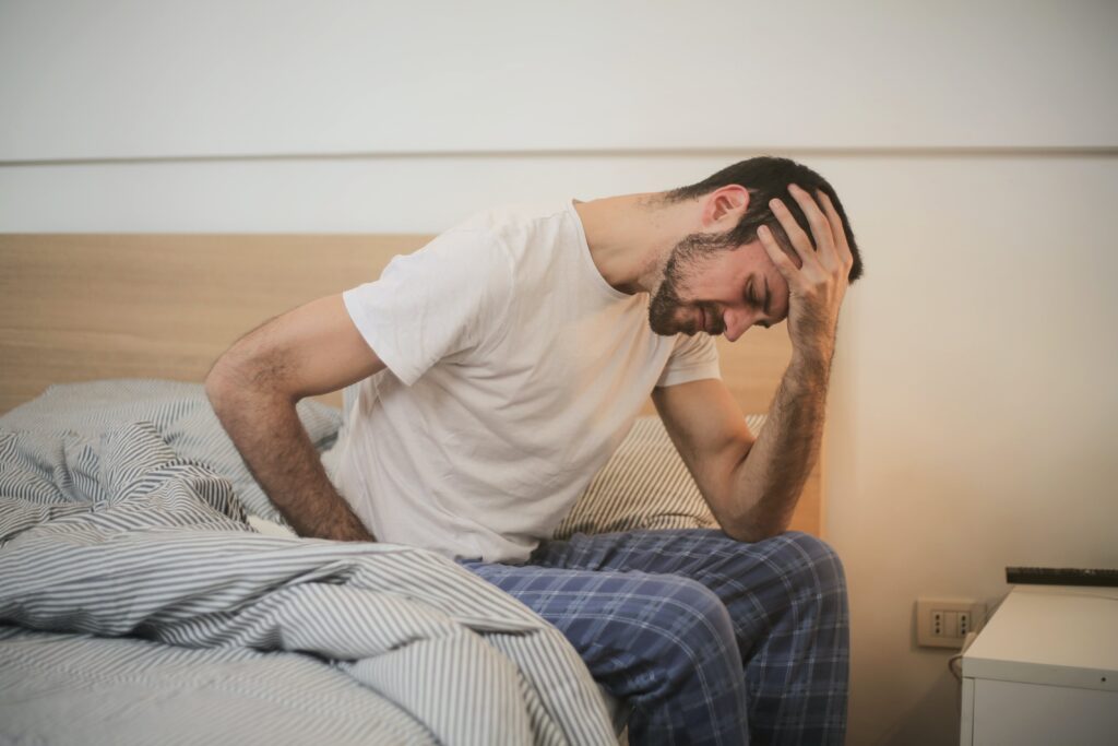 Des symptômes comme la somnolence et les maux de tête intense peuvent survenir en cas d'insuffisance rénale aiguë.