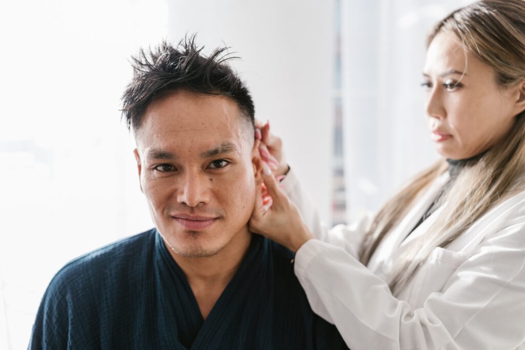 Si vous éprouvez des symptômes tels que des douleurs d'oreille, une diminution de l'audition ou une sensation d'oreille bouchée, consultez un médecin ou un spécialiste ORL.