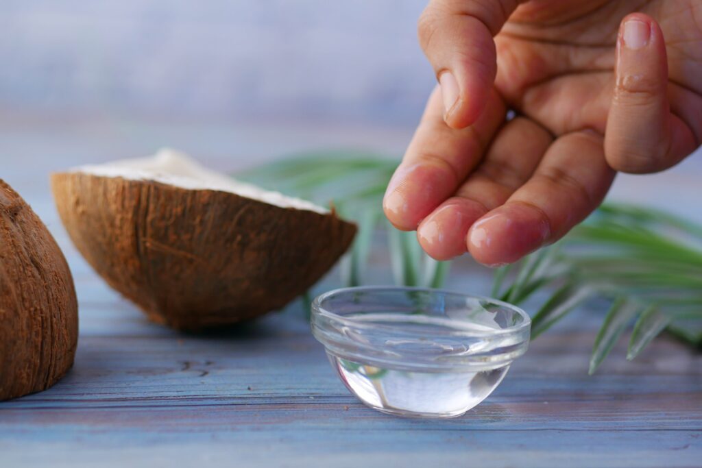 l'huile de coco vierge est extraite à partir de la chair de noix de coco fraîche.