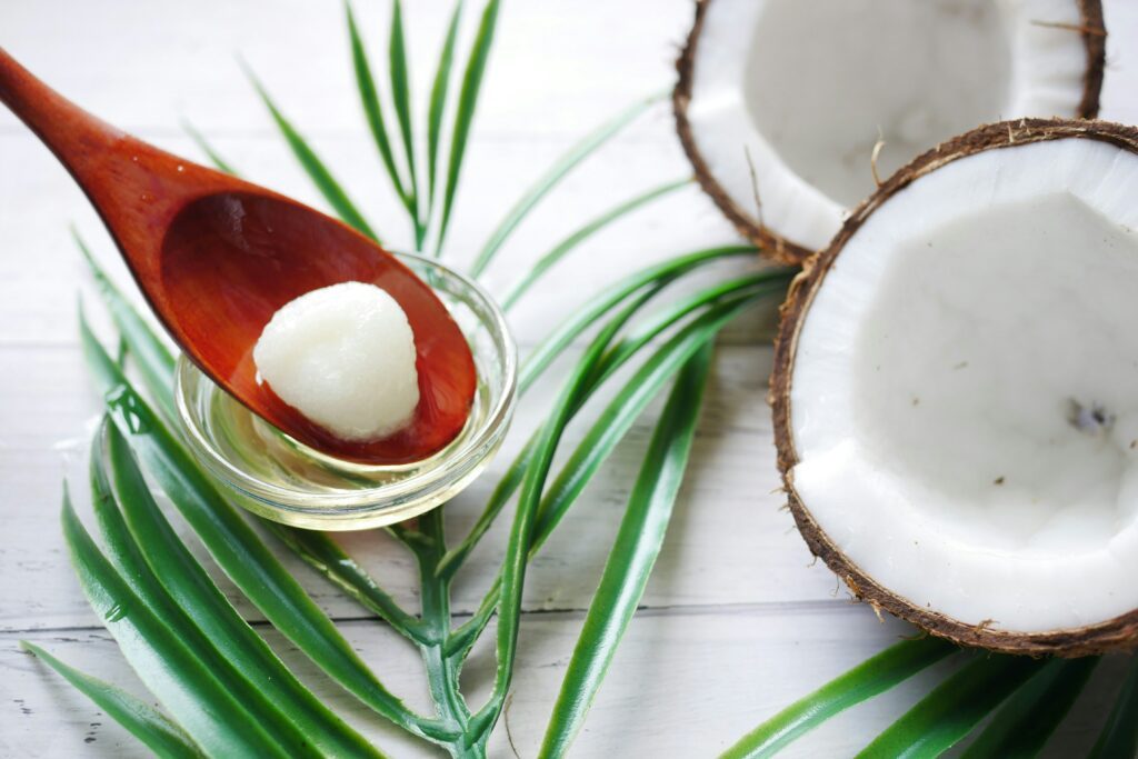 L'huile de noix de coco est produite à partir de la chair de la noix de coco, fruit du cocotier.